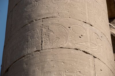 Egyptisk antikvitet: detalj av en søyle med patron slettet på grunn av "damnatio memoriae", sletting av patronene til noen faraoer ansett som kjetterske av deres etterfølgere, Temple of Luxor. Østbredden (Theben), Egypt av Egyptian Egyptian