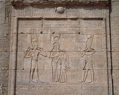 Egyptisk antikke: utsikt over de lave relieffene til tempelet til gudinnen Hathor i Dendera av Egyptian Egyptian