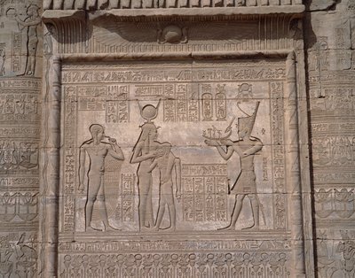 Egyptisk antikke: utsikt over de lave relieffene til tempelet til gudinnen Hathor i Dendera av Egyptian Egyptian