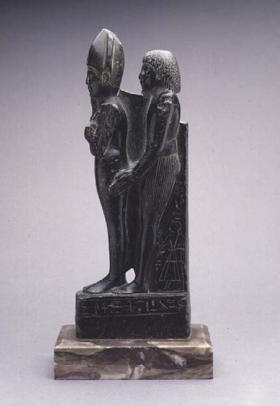 Gruppe av en mann som presenterer en representasjon av Osiris (steatitt) av Egyptian Egyptian