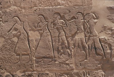 Relieff av skriver og fange i det befestede tempelet til Ramses III ved Medinet Habu av Egyptian Egyptian