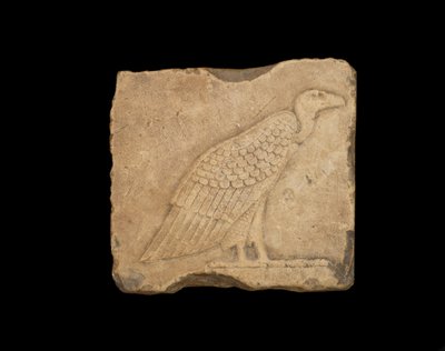 En blokk med en stående gribb på det ene ansiktet, og en ugle på det andre ansiktet, begge i lavrelieff, ptolemaisk periode, 305-30 f.Kr. (kalkstein) av Egyptian Ptolemaic Period