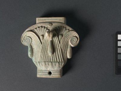 Eske (Pyxis) i form av en sammensatt kapital, 305-30 f.Kr. (blek robins-egg blå fajanse) av Egyptian Ptolemaic Period