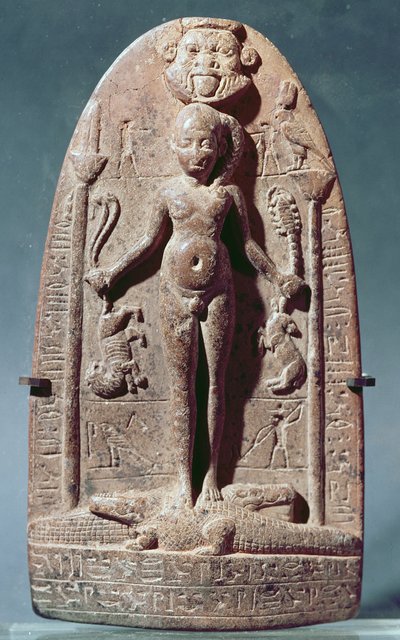 Cippus som skildrer Horus som et barn som står på krokodiller (rosa granitt) av Egyptian Ptolemaic Period