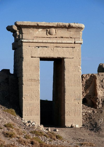 Egyptisk antikke: Utsikt over buen til nordporten, Hathor-tempelet, Dendera, Egypt av Egyptian Ptolemaic Period