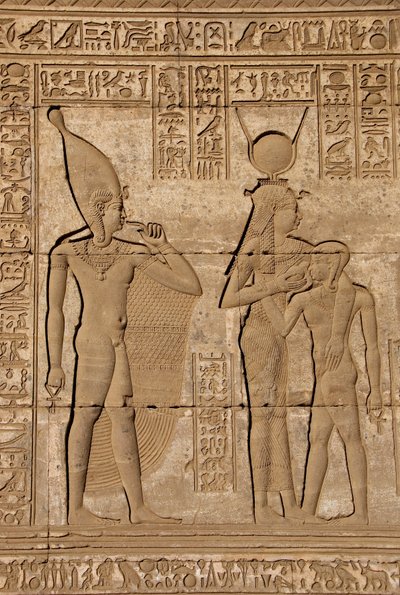 Egyptisk antikvitet: Romersk mammisi til minne om fødselen til Ihy, sønn av Hathor - Detalj av relieffer og hieroglyfer: gudinnen Isis - Hathor som ammer sønnen Ihi (Ihy) og bak henne et annet bilde av Ihi med en finger i munnen som indikerer at det er en av Egyptian Ptolemaic Period
