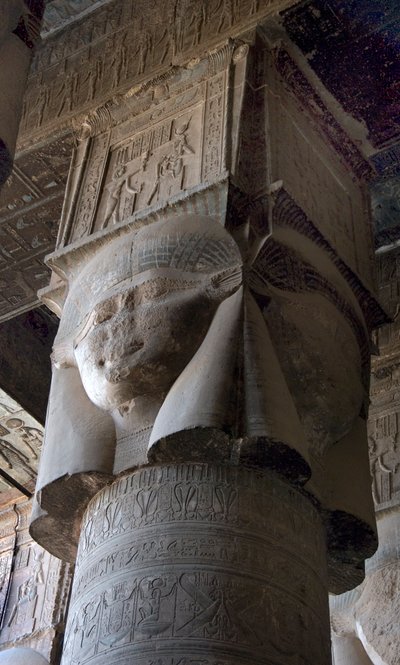 Egyptisk antikke: hovedstad av søyler dekorert med representasjonen av gudinnen Hathor. Hathor-tempelet, Dendera, Egypt av Egyptian Ptolemaic Period