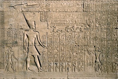 Egyptisk antikvitet: ytre relieff med hieroglyfer. Hathor-tempelet, Denderah, Egypt - Egyptisk sivilisasjon: hierogyfer og figurer skåret på veggen til Hathor-tempelet (eller Tentyra-tempelet) i Denderah, bygget under Pepi I (ca. 2250 f.Kr.) - av Egyptian Ptolemaic Period