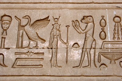 Egyptisk antikvitet: hieroglyfer på den østlige veggen til Hathor-tempelet, Denderah, Egypt - Egyptisk sivilisasjon: hieroglyfer skåret på veggen til Hathor-tempelet (eller Tentyra-tempelet) i Denderah, bygget under Pepi I (ca. 2250 f.Kr.) - Dendera Templ av Egyptian Ptolemaic Period