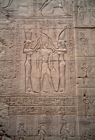 Egyptisk antikke: lavt relieff som representerer kroningen av kong Ptolemaios IV. Horus tempel, Edfu, Egypt av Egyptian Ptolemaic Period
