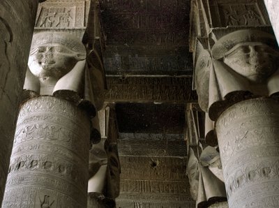 Egyptisk antikvitet: delvis utsikt over hypostilrommet med søyler dekorert med representasjonen av gudinnen Hathor. Hathor-tempelet, Dendera, Egypt av Egyptian Ptolemaic Period