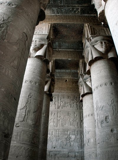 Egyptisk antikvitet: delvis utsikt over hypostilrommet med søyler dekorert med representasjonen av gudinnen Hathor. Hathor-tempelet, Dendera, Egypt av Egyptian Ptolemaic Period