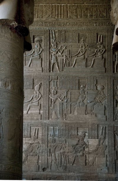 Egyptisk antikvitet: relieffer inne i hypostilrommet til templet dedikert til Hathor, Dendera, Egypt av Egyptian Ptolemaic Period
