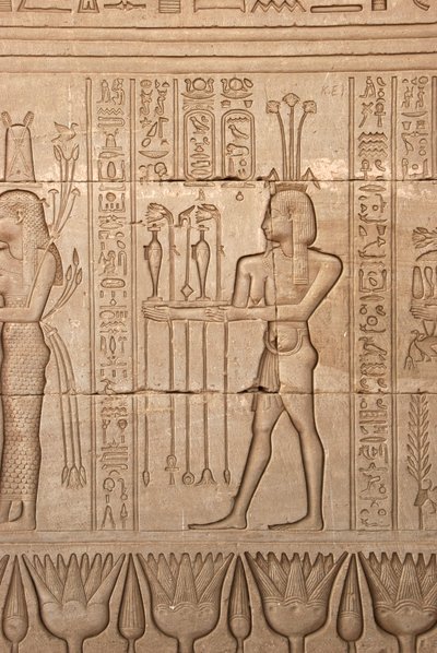 Egyptisk antikvitet: representasjon av en mann som bringer ofre som hyllest til gudinnen, Hathors tempel, Denderah, Egypt av Egyptian Ptolemaic Period