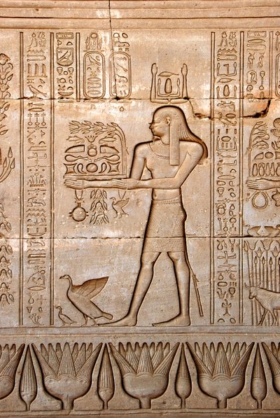 Egyptisk antikvitet: representasjon av en mann som bringer ofringer til gudinnen, Hathor-tempelet, Denderah, Egypt - Egyptisk sivilisasjon: en mann som bærer ofringer til gudinnen Hathor, skåret på veggen til Hathor-tempelet (eller Tentyra-tempelet) i Dend av Egyptian Ptolemaic Period