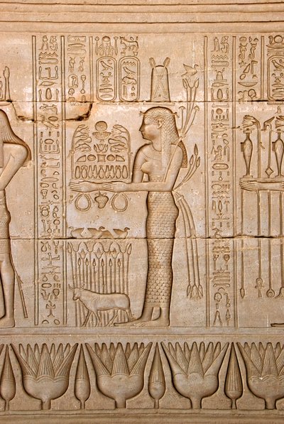 Egyptisk antikvitet: representasjon av en kvinne som bringer ofringer til gudinnen, Hathor-tempelet, Denderah, Egypt - Egyptisk sivilisasjon: kvinne som bringer ofringer til gudinnen Hathor - Figur skåret på veggen til Hathor-tempelet (eller Tentyra-tempel av Egyptian Ptolemaic Period
