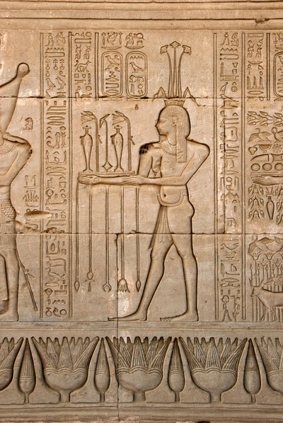 Egyptisk antikvitet: representasjon av Nilens gud, Hapy og hieroglyfer, Hathor-tempelet, Denderah, Egypt - Egyptisk sivilisasjon: Nilens gud, Hapy og hieroglyfer skåret på veggen til Hathor-tempelet (eller Tentyra-tempelet) i Denderah, av Egyptian Ptolemaic Period