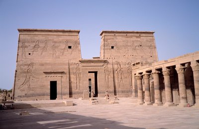 Egyptisk antikvitet: utsikt over inngangen til templet til Edfu (Edfu) dedikert til den guddommelige Horus og bygget mellom 237 og 57 f.Kr. Egypt av Egyptian Ptolemaic Period