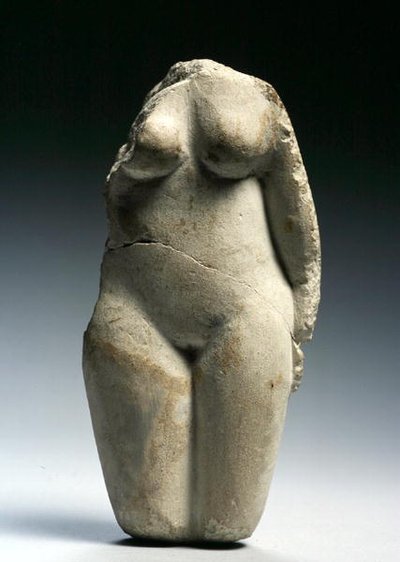 Kvinnefigur (kalkstein) av Egyptian Ptolemaic Period