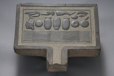 Offerbord (gråvåk) av Egyptian Ptolemaic Period