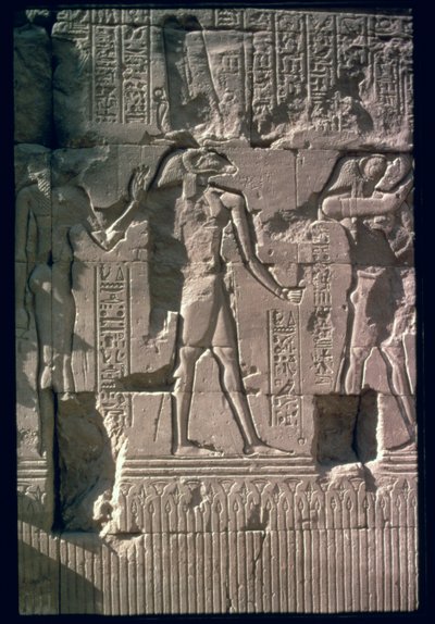 Relieff som viser Khnum, fra skjermveggen til Khnum-tempelet (kalkstein) av Egyptian Ptolemaic Period