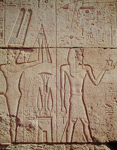 Relieff som viser Philip Arridaeus (323-317 f.Kr.) som holder et røkelseskar foran Amun med guden Min til venstre, fra helligdommen til Philip Arridaeus, makedonsk dynasti av Egyptian Ptolemaic Period