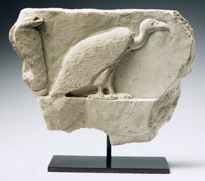 Relieff som viser en gribb og kobra (kalkstein) av Egyptian Ptolemaic Period