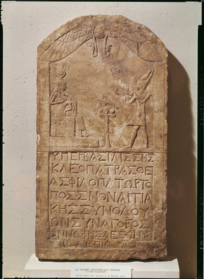 Stele dedikert til Isis som skildrer Cleopatra VII (69-30 f.Kr.) som ga et tilbud til Isis som ammer sønnen hennes, Horus, 51 f.Kr. (kalkstein) av Egyptian Ptolemaic Period
