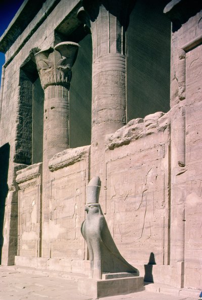 Utsikt over sandsteinsfasaden til Horus-tempelet av Egyptian Ptolemaic Period