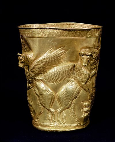 Beger dekorert med bevingede okser som flankerer et tre, fra Marlik, Iran, ca. 1100-1100-tallet f.Kr. (gull) (se også 180379) av Elamite
