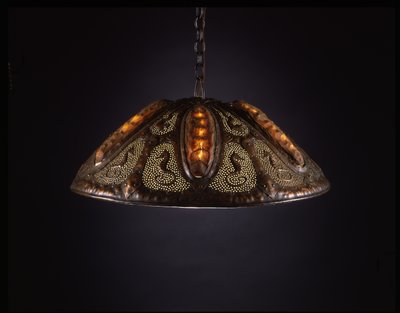 Lysekrone, ca. 1910 (kobber- og chitonskall) av Elizabeth Eaton Burton