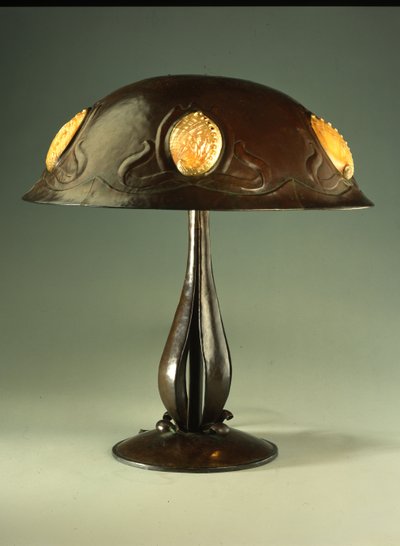 Bordlampe, ca. 1910 (skall av kobber og perle) av Elizabeth Eaton Burton