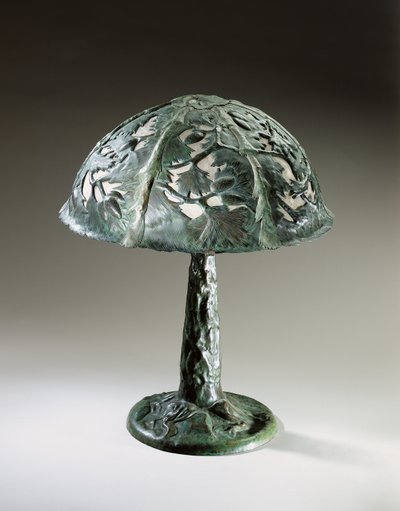 Bordlampe, ca. 1910 (patinert messing og skall) av Elizabeth Eaton Burton
