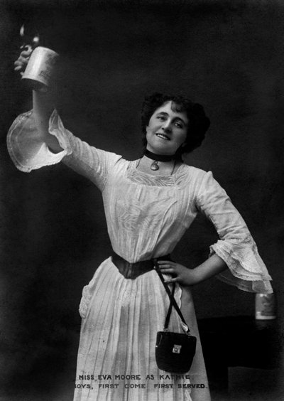 Eva Moore som Kathie i Boys, First Come, First Served, 1903. av Ellis and Walery