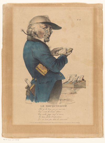 Mann ser på en bok foran en bokbod Le Bouquiniste (tittel på objekt) av Émile Wattier