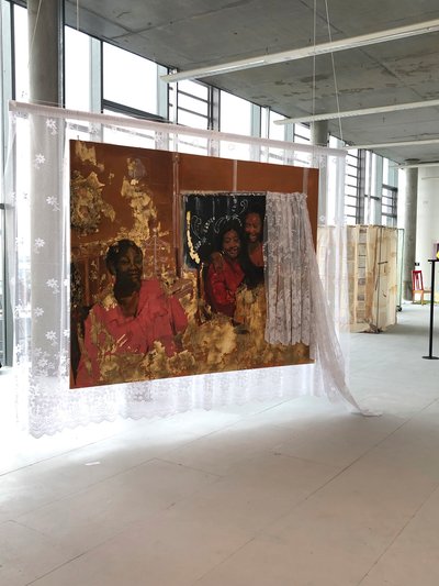 Matrilinealitet, 2019, Olje, akryl, stoff, trykk og imitert bladgull på lerret av Emma Prempeh