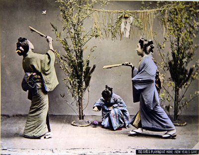 Unge japanske jenter som spiller Hanetsuki, ca. 1900 (farget bilde) av Emma Roberts