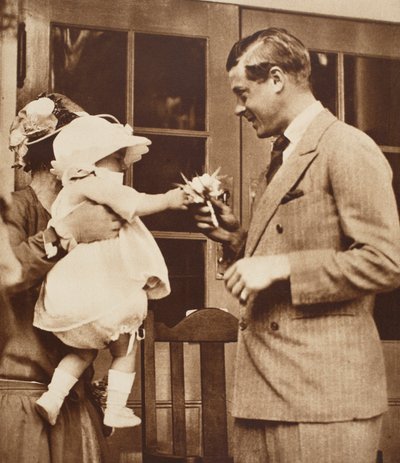 Et barn gir kong Edward VIII en bukett på Enham Village Centre, 1926 av English Photographer