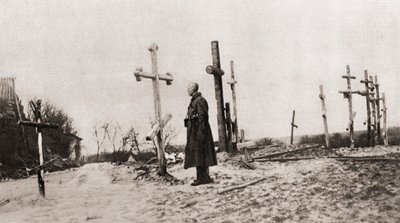 En russisk soldat ved graven til en våpenkamerat under første verdenskrig, fra The Illustrated War News, 1915 av English Photographer