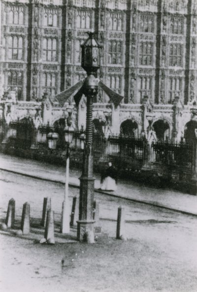 Et trafikksignal på en gate i London av English Photographer