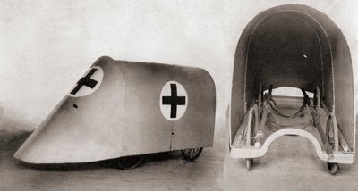 Et skuddsikkert båretrekk for å redde de sårede og bårebærerne mellom skyttergravene under første verdenskrig, fra The Illustrated War News, 1915 av English Photographer