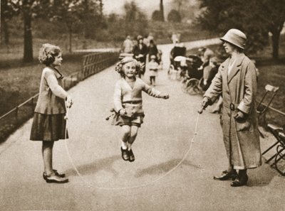 En jente som hopper i Hyde Park eller Kensington Gardens, fra Wonderful London, publisert 1926-27 (fotogravure) av English Photographer