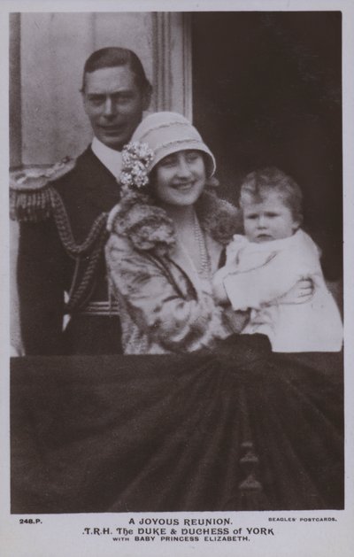 Et gledelig gjensyn, TRH Hertugen og hertuginnen av York med babyen prinsesse Elizabeth (s/hv-bilde) av English Photographer