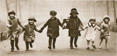 En rekke velkledde barn som løper i Hyde Park, fra Wonderful London, publisert 1926-27 (fotogravyr) av English Photographer