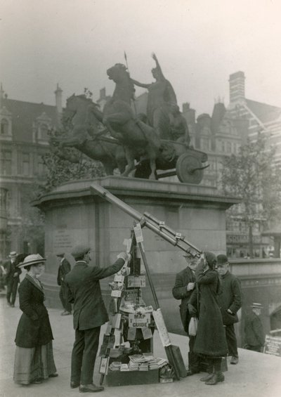 En mann som selger utsikt gjennom et teleskop av English Photographer