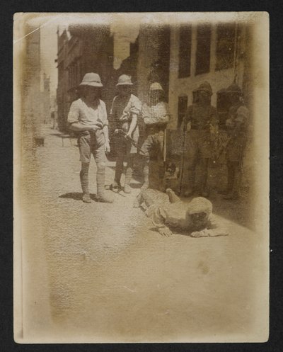 En fange under væpnet vakt ved Ram Bagh-hagen, fra Views of Amritsar, inkludert kjølvannet av opptøyene av English Photographer