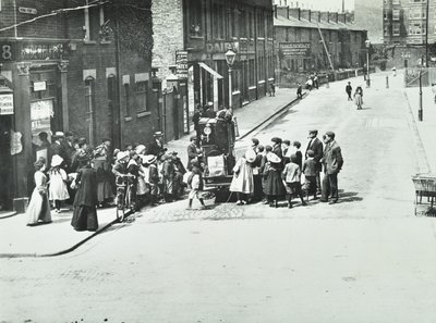 En gateorganist i Putney, London, 1886 av English Photographer