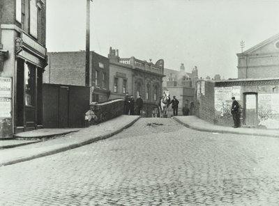 En hvit hest reiser ned Rhodeswell Road mot Old Victory Bridge, 1895 av English Photographer