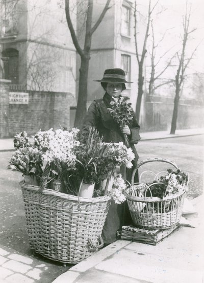 En kvinnelig blomsterselger av English Photographer