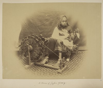 En kvinne fra Jeypore spinning, ca. 1890 (s/hvitt-bilde) av English Photographer